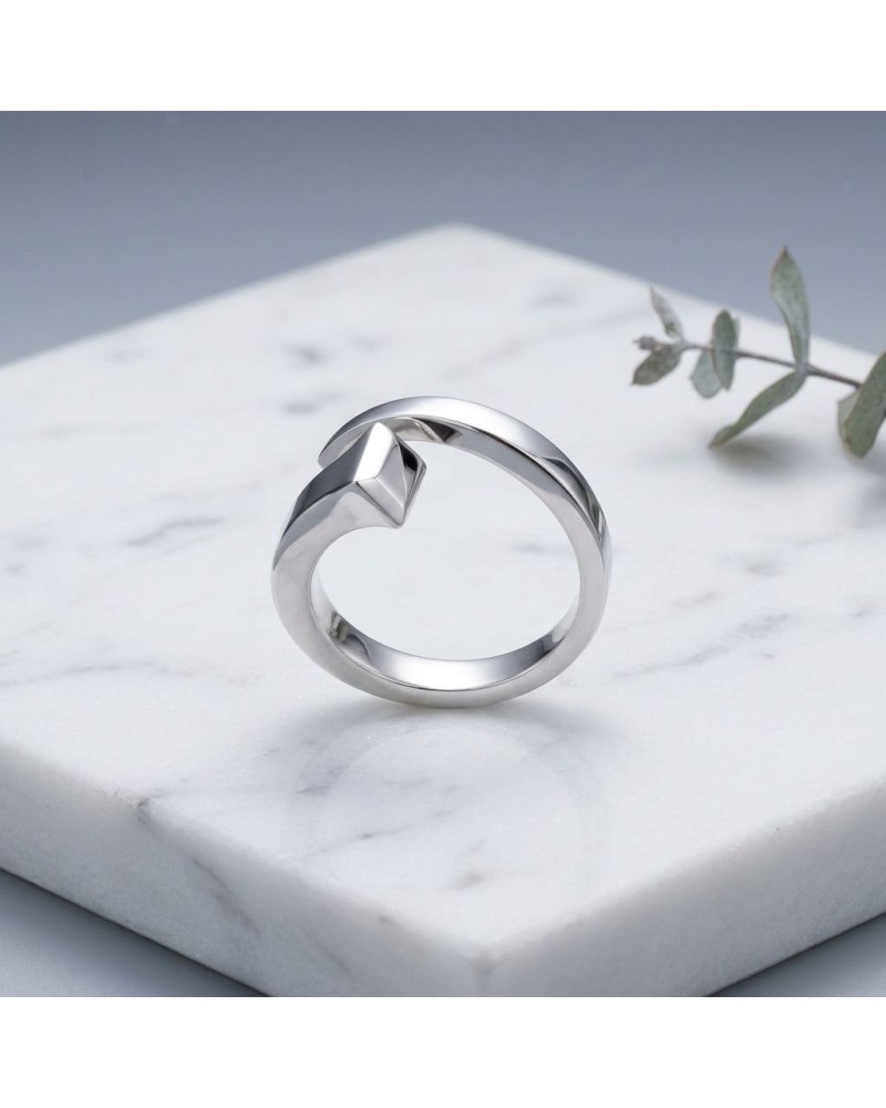 Bague homme en argent rhodié CLOU, design moderne avec motif en forme de nuage sur surface argentée, posée sur marbre blanc.