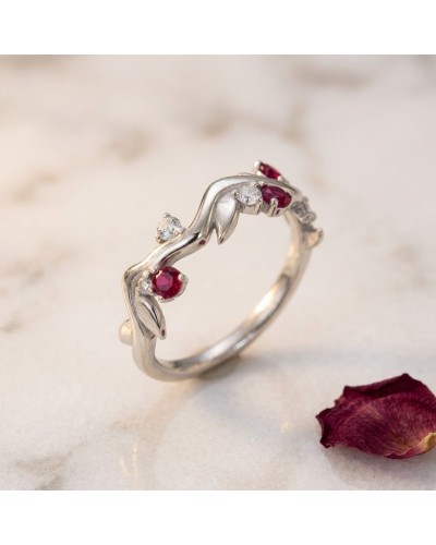 Alliance LAURIER femme en or: bague argentée avec motifs feuillage et pierres rouges et blanches, délicate et élégante.