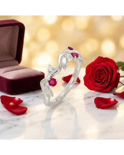 Alliance LAURIER femme en or: bracelet argenté avec rubis et diamants, posé près d'une rose rouge et d'un écrin velvet, sur fond