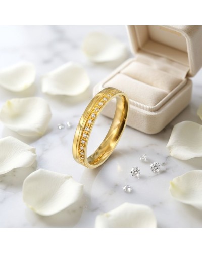 Alliance serti grain de 16 diamants femme en or, bague dorée brilliante sur marbre avec roses et boîte bijoux.