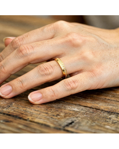 Alliance serti grain de 16 diamants femme en or jaune, bague dorée à pierres scintillantes.