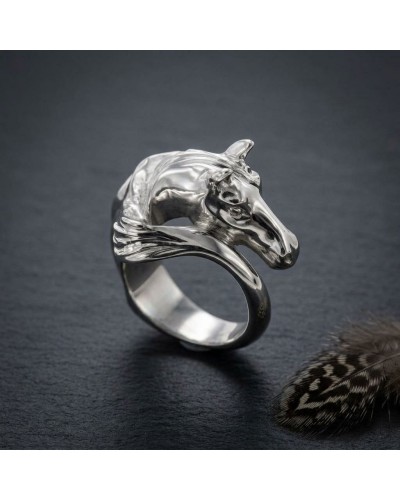 Bague homme VAINQUEUR en métal argenté représentant une tête de cheval, motif épuré et élégant.