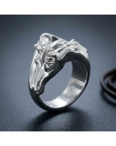 Bague argentée en forme de tête de cheval, finition polie, vue en gros plan sur le cheval head ring VAINQUEUR Homme.