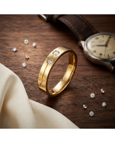 Alliance homme en or avec ligne gravée sertie de 3 diamants et petitesgemmes autour, montre ancienne en arrière-plan.