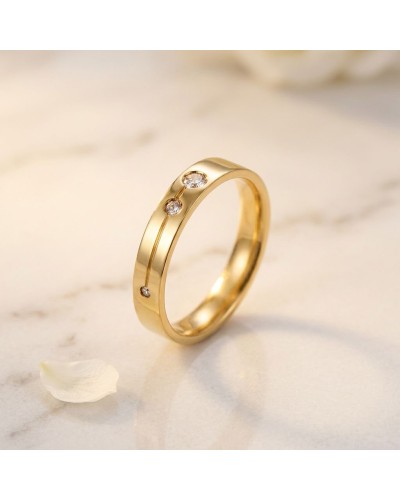 Alliance homme en or avec une ligne gravée et trois diamants sertis sur la bague, élégante et lumineuse.