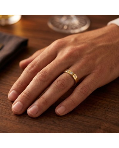 Alliance homme en or avec une ligne gravée sertie de 3 diamants sur le doigt, détails élégants et luxueux.