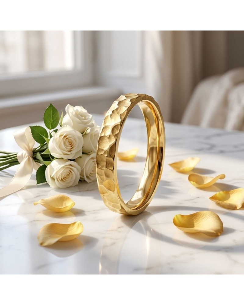 Alliance demi-martelée femme en or brillamment polie, entourée de roses blanches et pétales jaunes sur marbre.