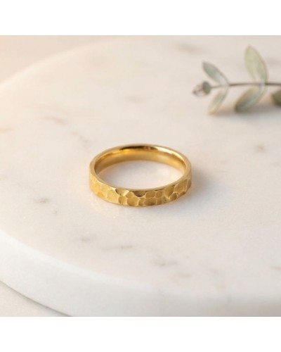 Alliance demi-martelée homme en or sur socle marbré, close-up, texture facettée argentée? No. Provide: Alliance demi-martelée ho