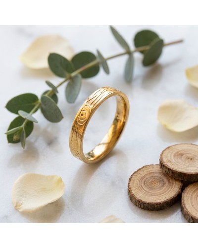Alliancе effet bois femme en or: bague dorée gravée et parfumée motif bois avec feuilles et rondins décoratifs.