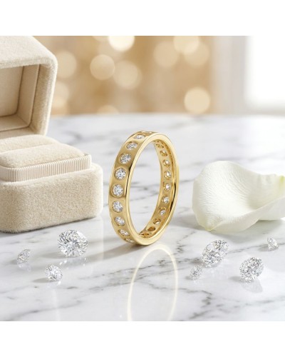 Alliance tour complet 24 diamants femme en or jaune, bracelet doré serti de diamants sur fond marbre et boîte jewelry.