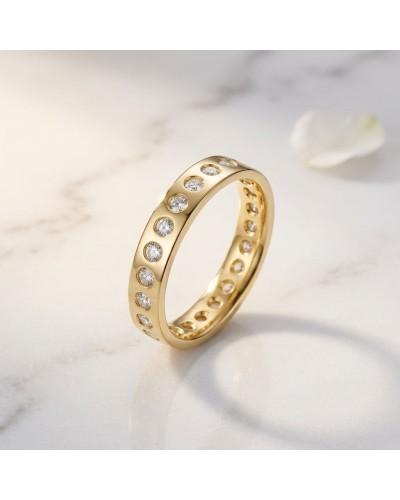 Alliance tour complet 24 diamants femme en or: bague dorée à rangées de diamants scintillants, vue de profil.