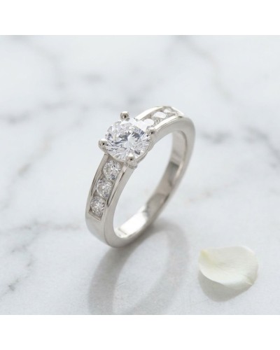 Alliance ATHENA: bague en or blanc avec diamant rond principal et diamants pavés sur le côté, bijoux féminin artisanaux.