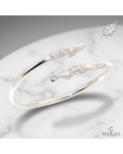 Bracelet DUO LUSITANIENS en argent mat et brillant rhodié, motif dragons serpents ouverts sur une surface marbre.