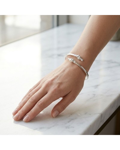 Bracelet DUO ARABES en argent mat et brillant rhodié porté sur le poignet, près d’une surface en marbre.