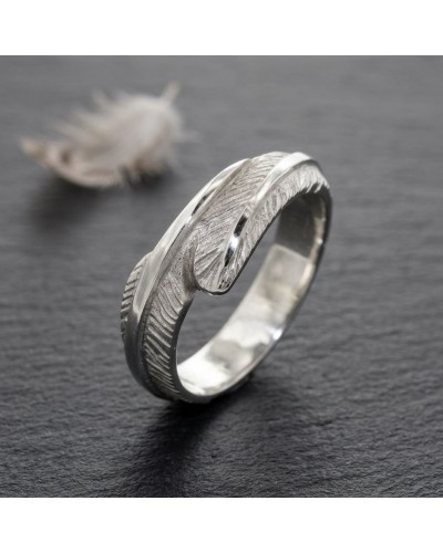 Alliance Geronimo Homme: bague argentée texturée avec motif feuilleté et double liseré brillant sur fond sombre.