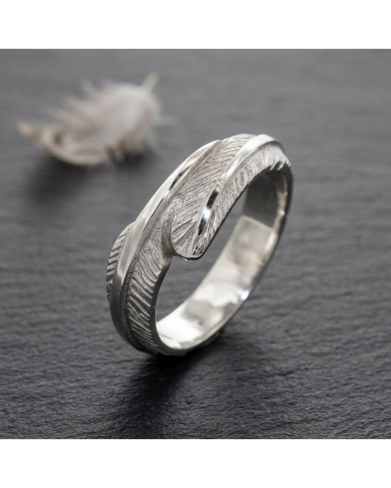 Alliance Geronimo Homme: bague argentée texturée avec motif feuilleté et double liseré brillant sur fond sombre.