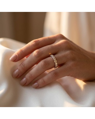 Alliance STAR : doigt portant une bague diamantée en or sur fond satin écru.