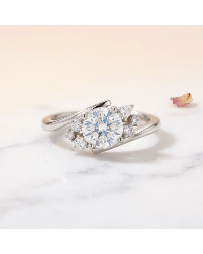 Alliance FLORA femme en or: bague en or blanc avec diamant central rond et petites diamants en serti éclatant, sur fond marbre.