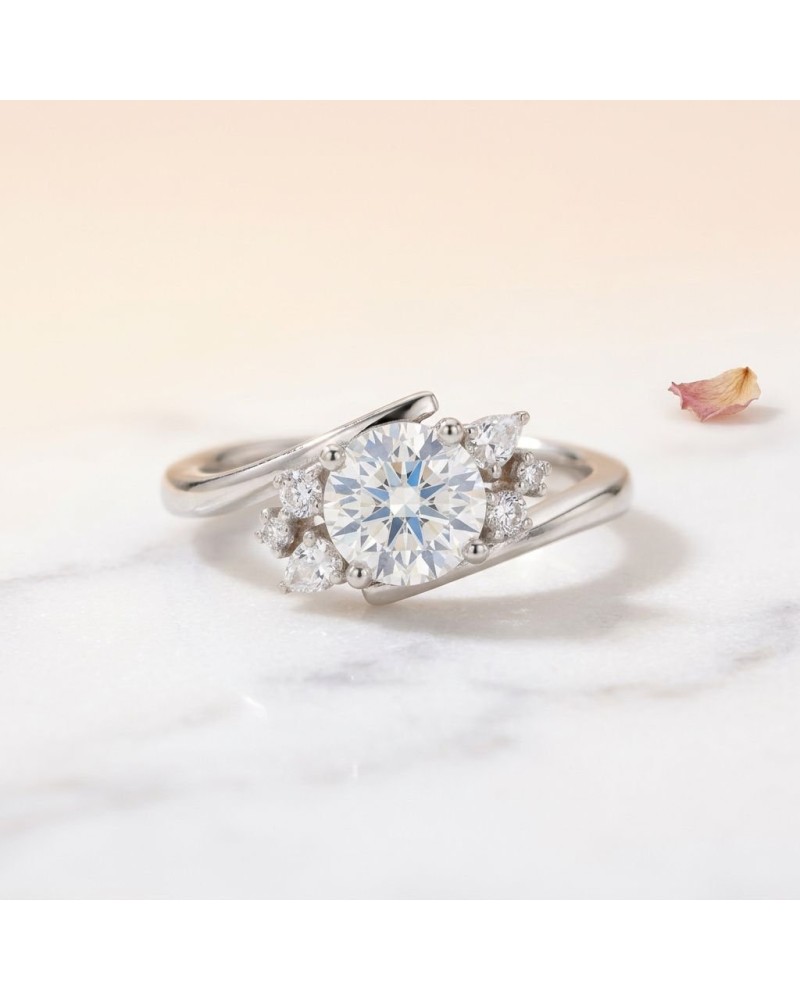 Alliance FLORA femme en or: bague en or blanc avec diamant central rond et petites diamants en serti éclatant, sur fond marbre.