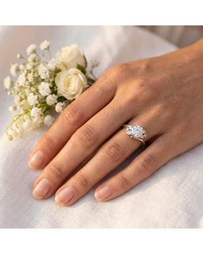 Alliance FLORA femme en or: bague solitaire en or blanc sertie de diamants entourés de fleurs sur doigt féminin, bouquet blanc e