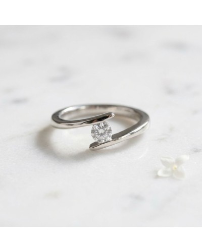 Alliance ONDINE femme en or avec diamant rond central, jewellery élégant et moderne.