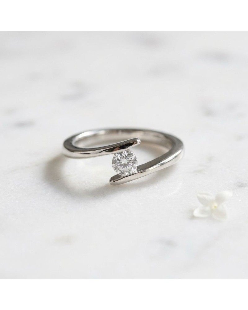 Alliance ONDINE femme en or avec diamant rond central, jewellery élégant et moderne.