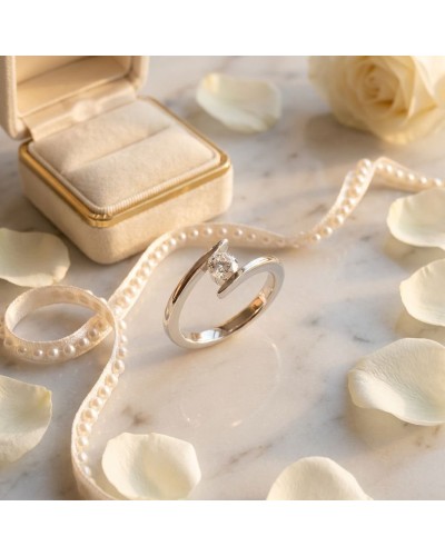 Alliance ONDINE femme en or: bague sculptée en forme de cœur avec pierre scintillante, entourée de perles et pétales sur marbre,