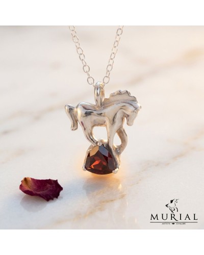 Pendentif en forme de cheval argenté avec une pierre garnet en forme de cri de terre suspendue, sur chaîne délicate. PENDENTIF M
