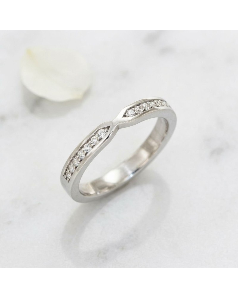 Alliance ARI femme en or: anneau en métal blanc avec rangées de diamants pavés, forme ondulée et élégante.