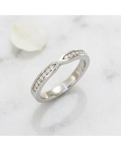 Alliance ARI femme en or: anneau en métal blanc avec rangées de diamants pavés, forme ondulée et élégante.