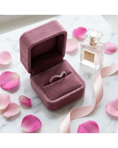 Alliance TIANA femme en or: solitaire en alliance pavée de pierres dans un écrin mauve en velours, bouquet de pétales roses et f