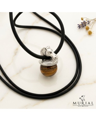 Pendentif BIJOU en forme de cheval argenté sur cordon noir avec pierre orange ronde, élégant et artisanal.
