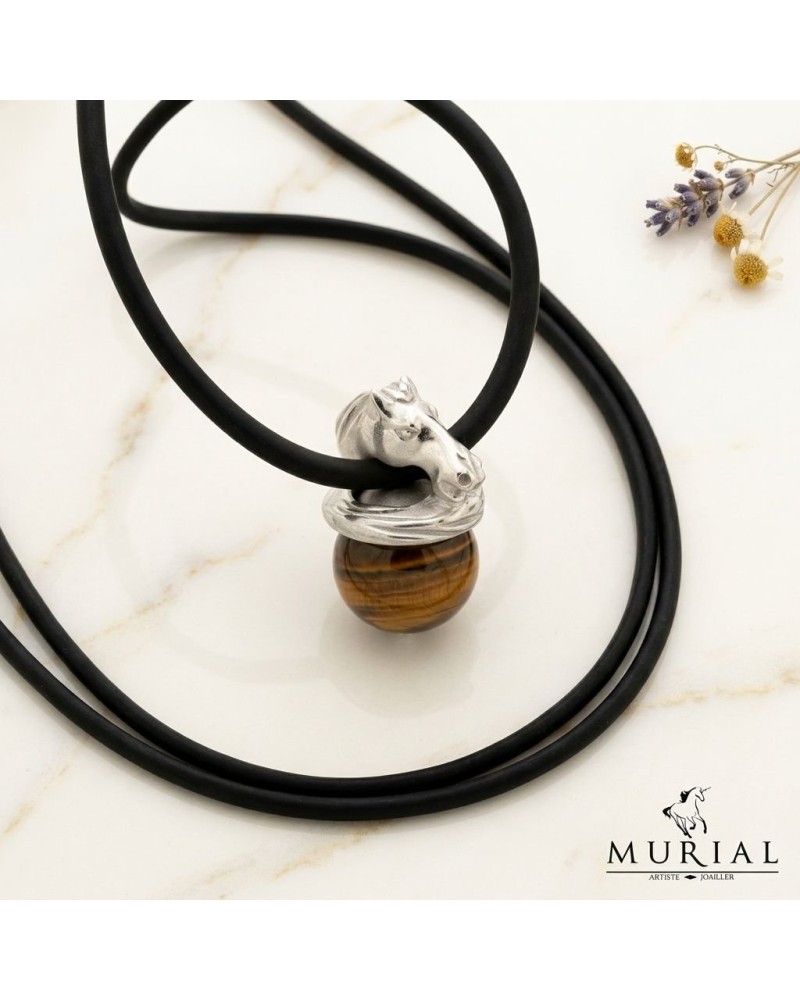 Pendentif BIJOU en forme de cheval argenté sur cordon noir avec pierre orange ronde, élégant et artisanal.