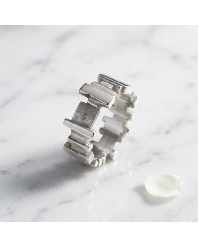 Anneau métallique géométrique en forme de maillons avec pétale blanche à côté, nom ALLIANCE BLADE FEMME (mot-clé inclus)