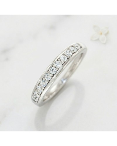 Alliance MÉLUSINE femme en or : bague argentée pavée de diamants sur fond clair, élégant et scintillant.