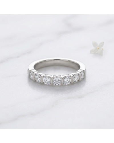 Alliance NAUSICAA femme en or: bague esprit solitaire or blanc avec diamants sertis sur le fini brillant, photo de produit.
