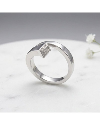 Bague CLOU femme en argent rhodié avec 20 oxydes blancs, design moderne et carré pavé sur le front.