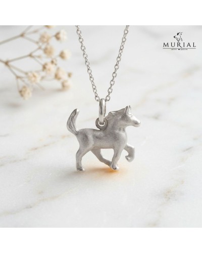 Pendentif HOPE en forme de chien argenté sur chaîne, détail lisse et motif animal élégant.