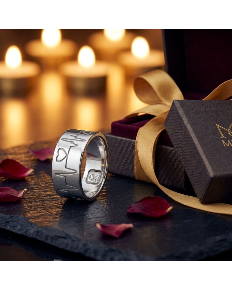 Alliance BEATING LOVE homme en or: bague argentée gravée avec motifs cœur, présentation sur fond élégant avec boîte cadeau et ru
