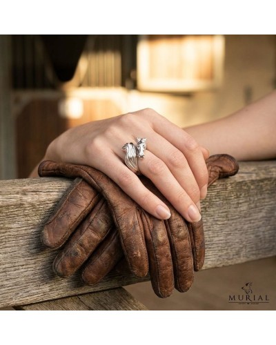 Bague ISADORA femme en argent style animal sur doigt, tressage décoratif, portée sur une main posée sur une peau de cuir.