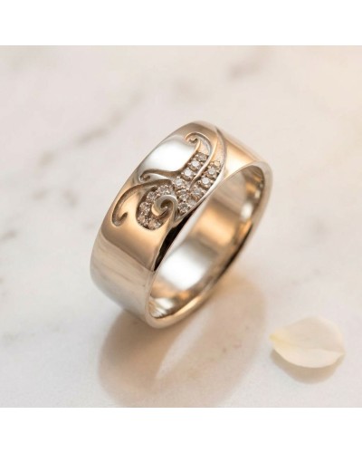 Alliance homme en or sertie de 15 diamants - bague masculine dorée avec motif scroll et pierres scintillantes.