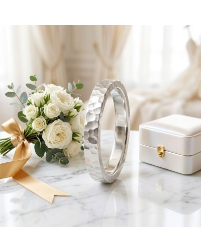 Alliance BASALTE 4 mm Femme en or: bracelet en alliage argenté avec texture facettée, posé près d’un bouquet de roses blanches e