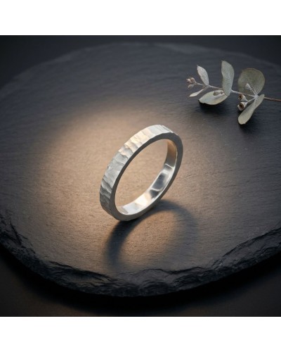 Alliance BASALTE 4 mm Homme en or, bague masculine texturée sur pierre noire, avec tige brillante et branche végétale en arrière