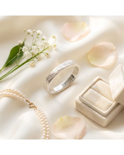 Alliance CIME 4 mm Femme en or, bague élégante sur satin avec fleurs et boîte à bijoux pastel.