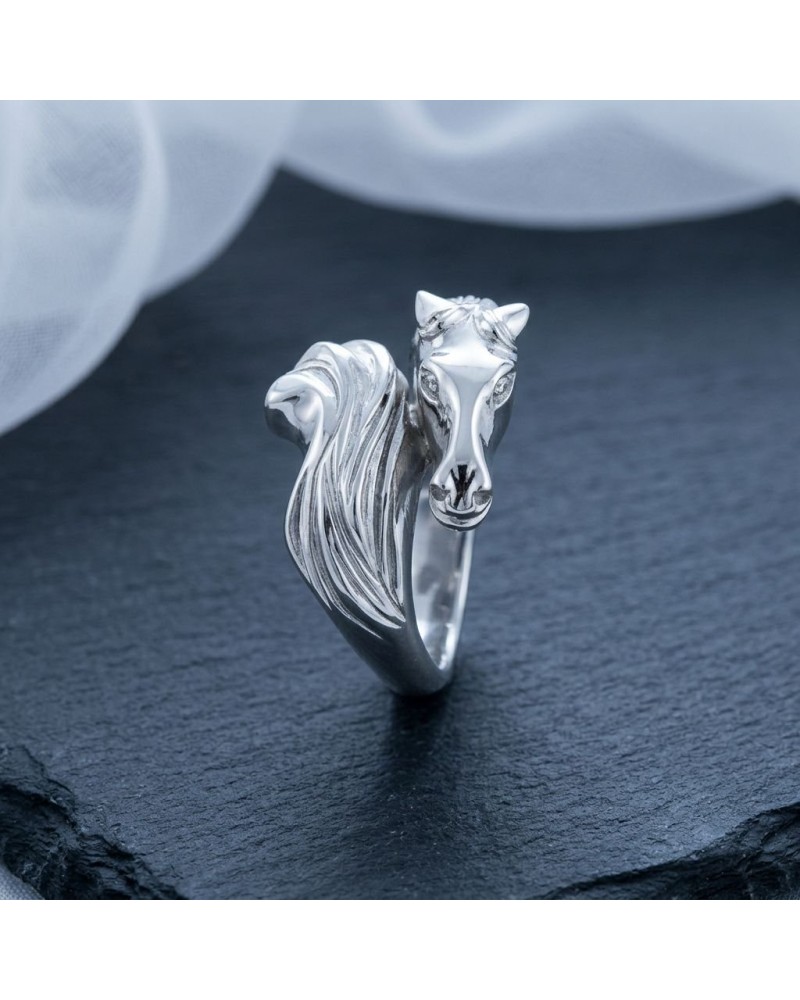Bague homme ISADORA en argent gravée tête de cheval stylisée avec crinière détaillée, sur fond sombre.