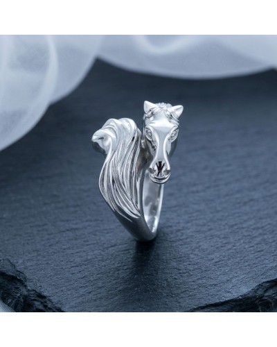 Bague homme ISADORA en argent gravée tête de cheval stylisée avec crinière détaillée, sur fond sombre.