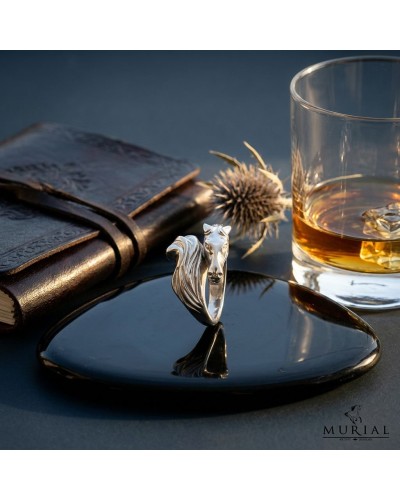 Bague ISADORA homme en argent, image près d’un verre d’alcool et d’un carnet, posée sur une surface noire reflétant la bague.