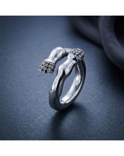 Bague PIAFFER homme en argent rhodié, sertie de 42 oxydes noirs, design épuré et brillante finition métallique.