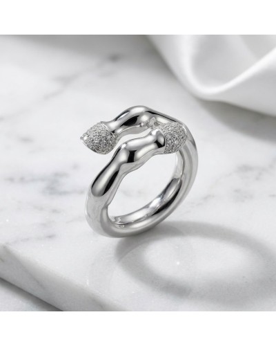 Bague homme en argent rhodié avec deux extrémités en forme de nœud, serties de 42 oxydes blancs.