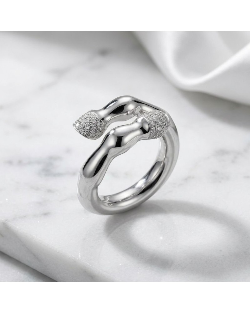 Bague homme en argent rhodié avec deux extrémités en forme de nœud, serties de 42 oxydes blancs.